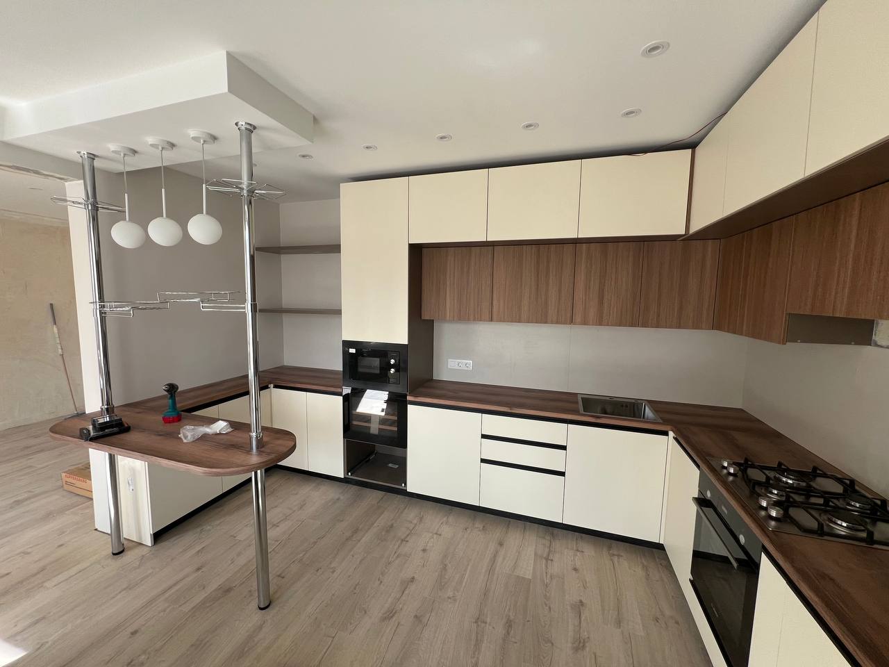 Кухня угловая — Кремовый и тёмное дерево